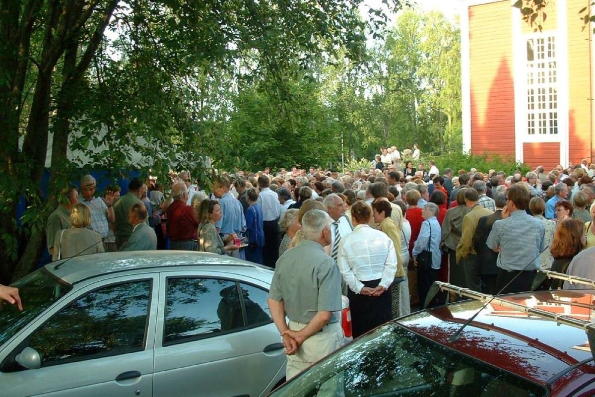 Kirmot tapahtuman yleisöä odottamassa konserttia Saarijärven kirkon pihassa.