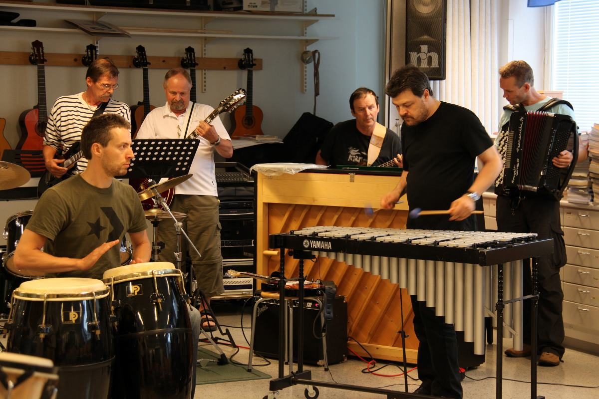 Riku Niemi opettamassa harrastajamuusikoita Kirmot tapahtumaviikon rytmiklinikalla Saarijärvellä.